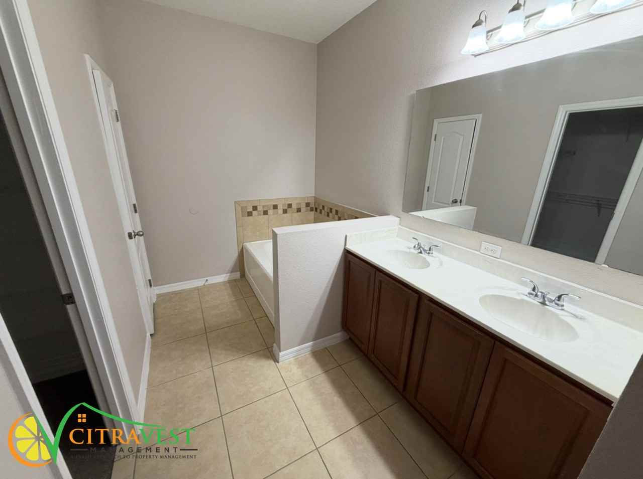 1033 Lancelot Dr - Photo 6 of 12