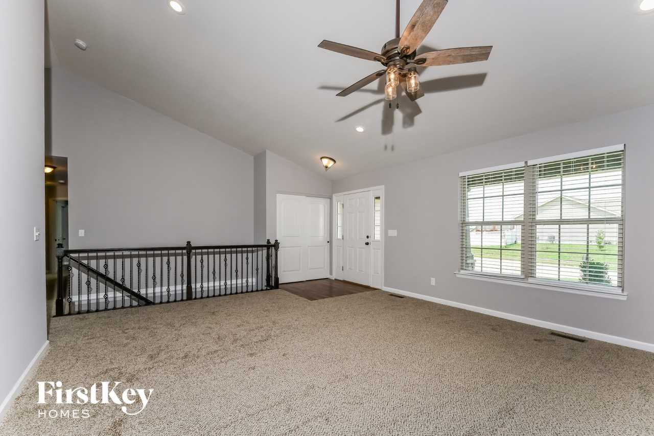 103 Hampton Dr - Photo 4 of 15