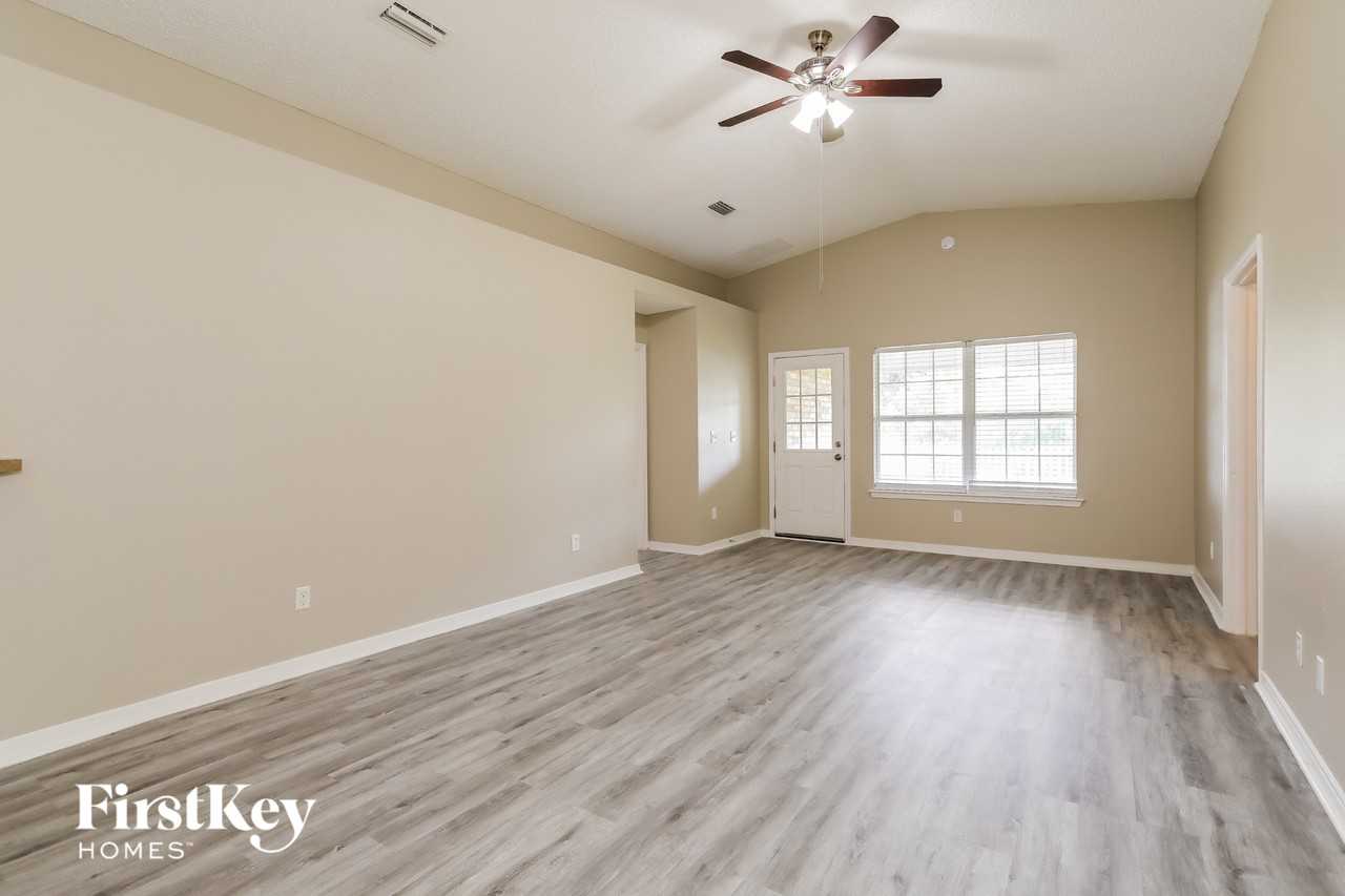 2632 Creekfront Dr - Photo 4 of 15