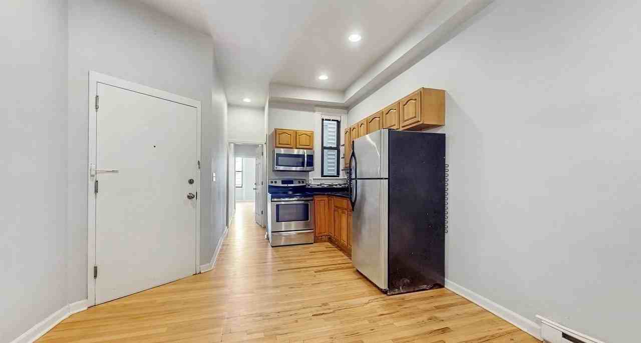 244 Webster Ave - Photo 4 of 24