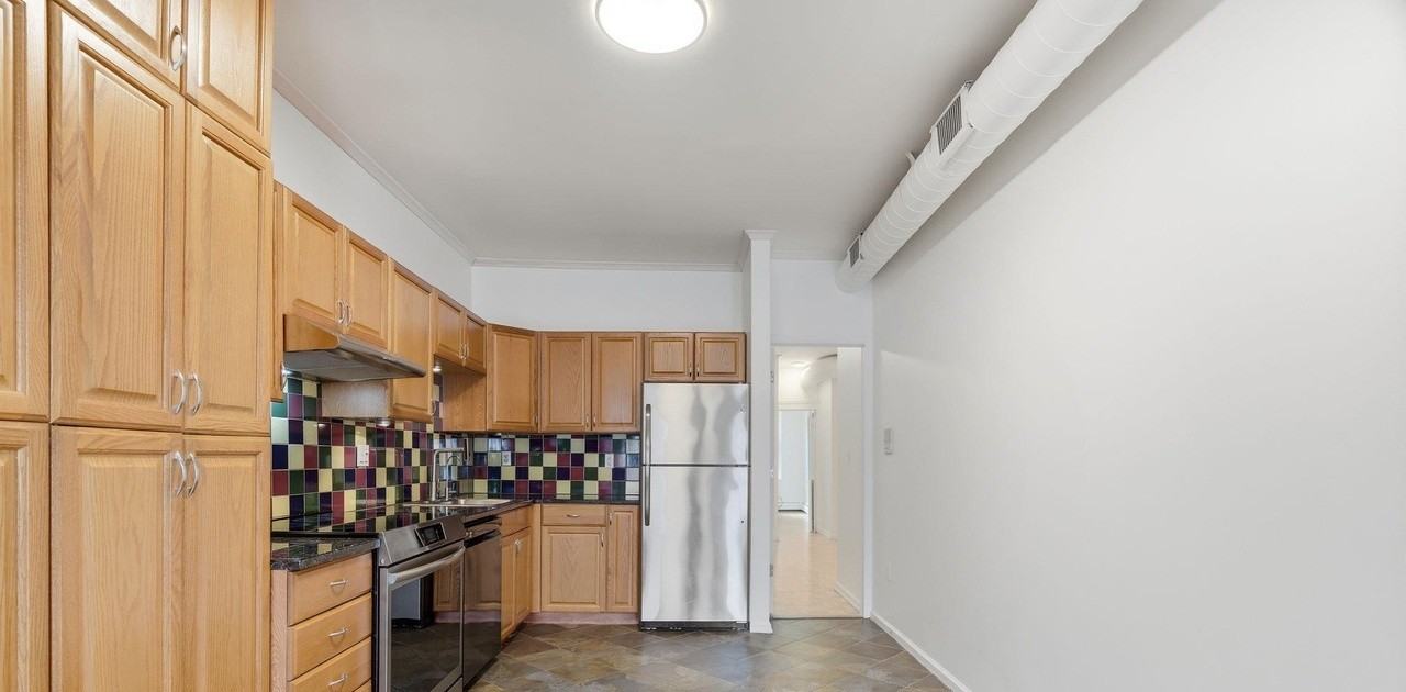 1016 Washington St - Photo 2 of 23