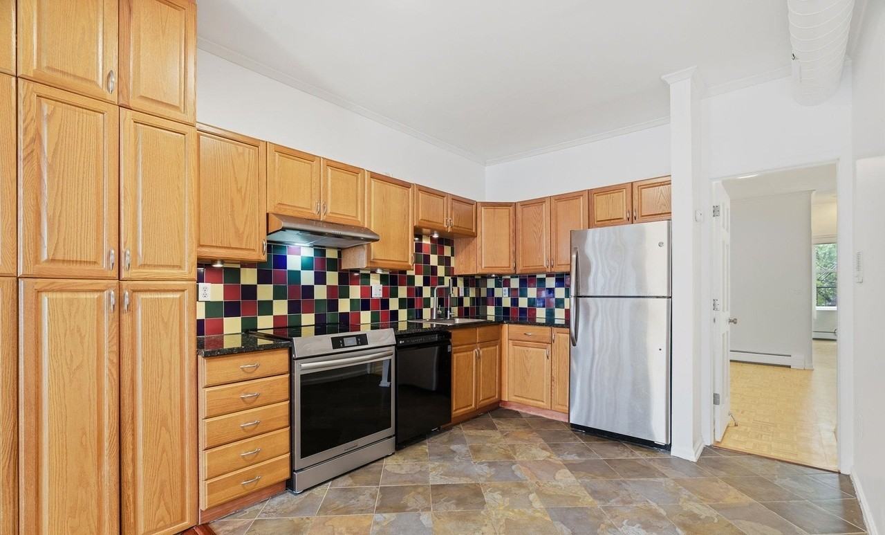 1016 Washington St - Photo 3 of 23