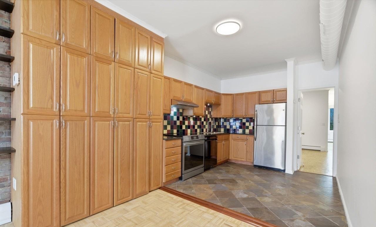 1016 Washington St - Photo 4 of 23