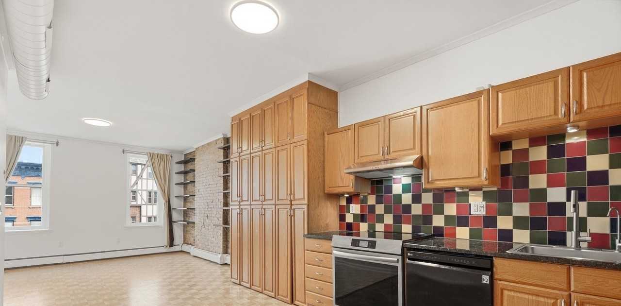1016 Washington St - Photo 5 of 23