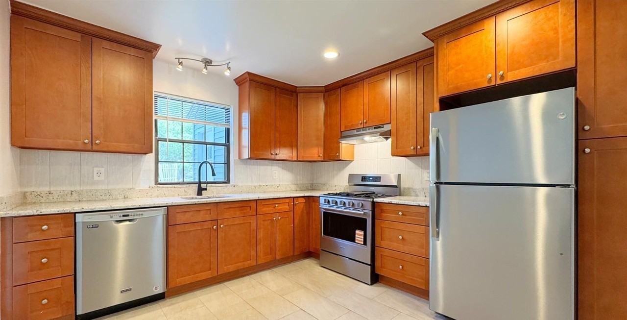 2904 Stonehedge Rd - Photo 5 of 15