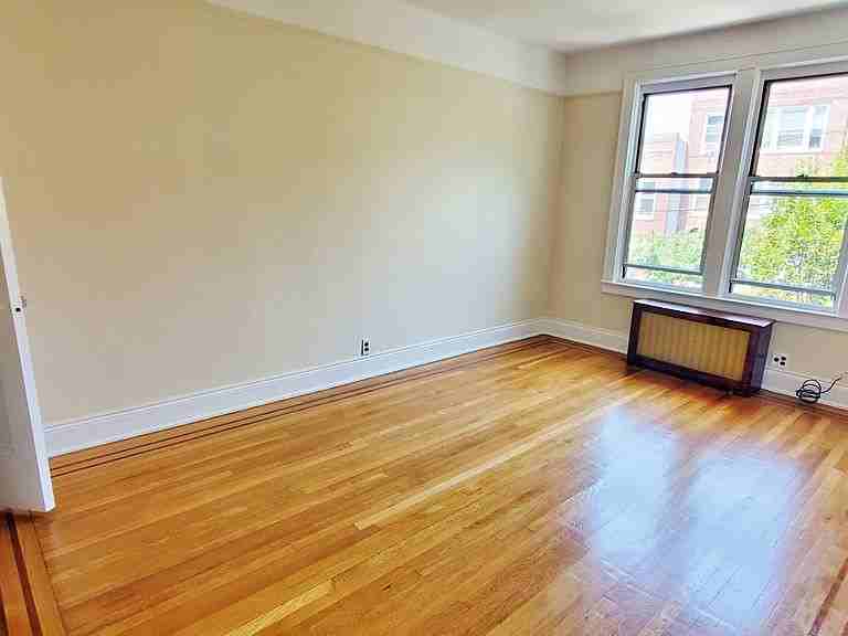 2829 47th St - Photo 6 of 11