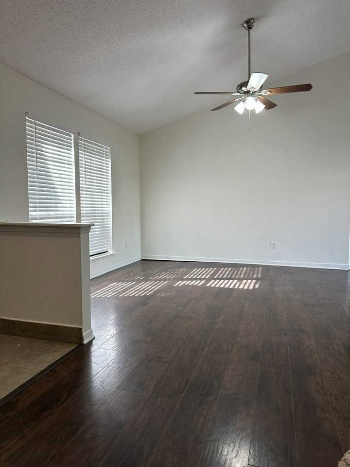 2103 Bluebonnet Dr - Photo 2 of 15