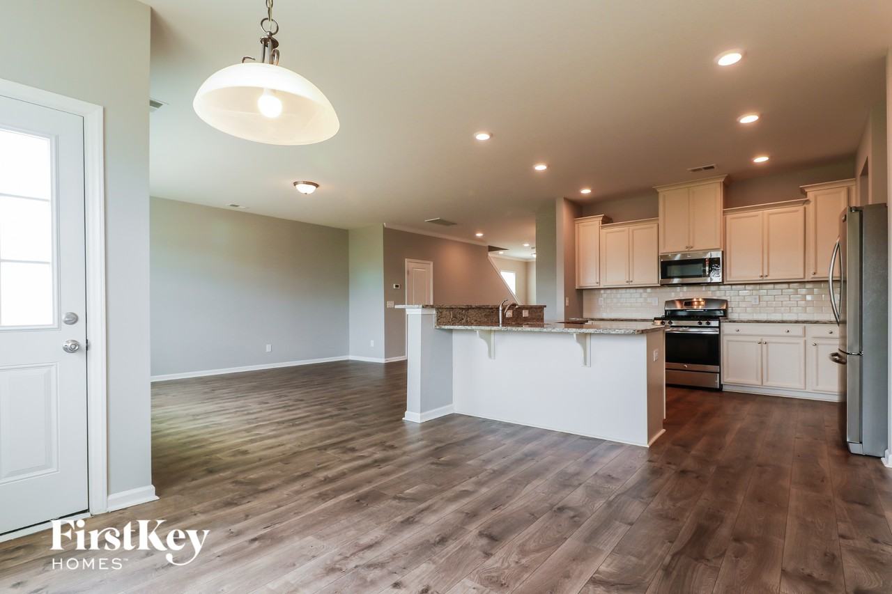 708 Redbud Ln - Photo 3 of 15