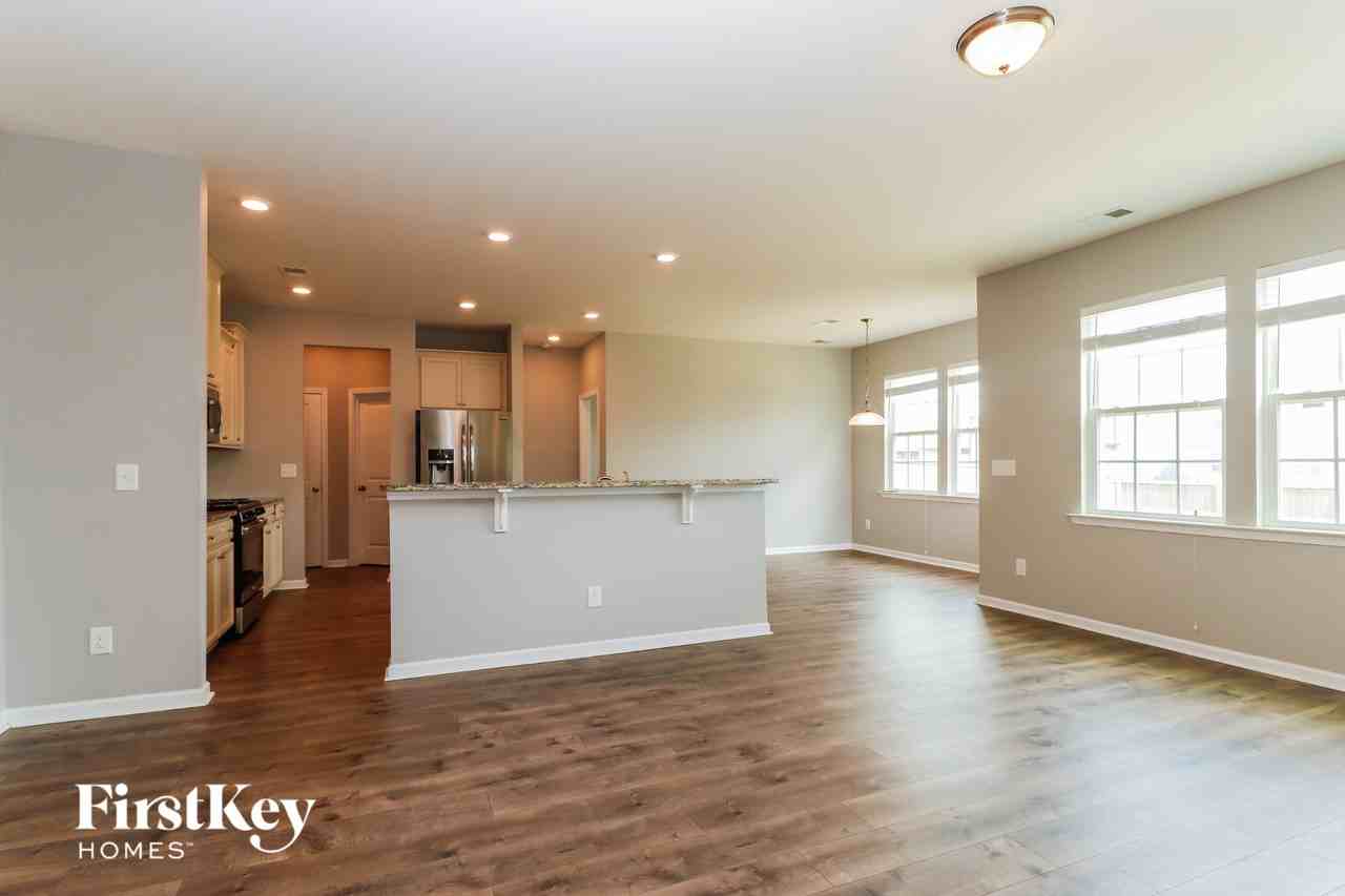 708 Redbud Ln - Photo 4 of 15