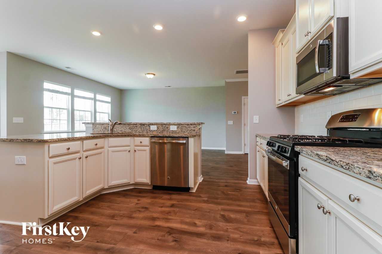 708 Redbud Ln - Photo 5 of 15