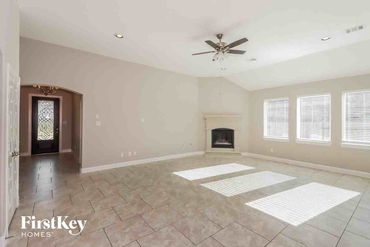 7706 Windhill Dr - Photo 3 of 15