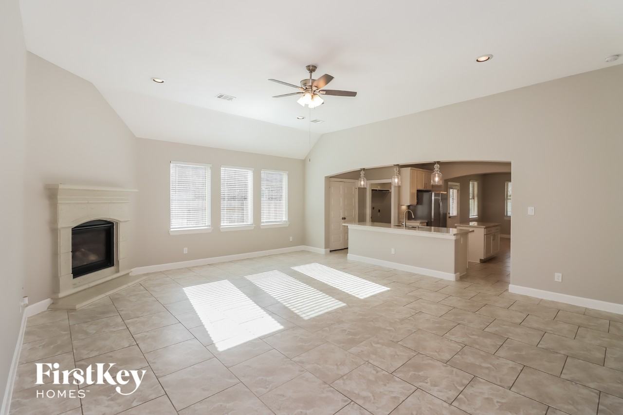 7706 Windhill Dr - Photo 4 of 15