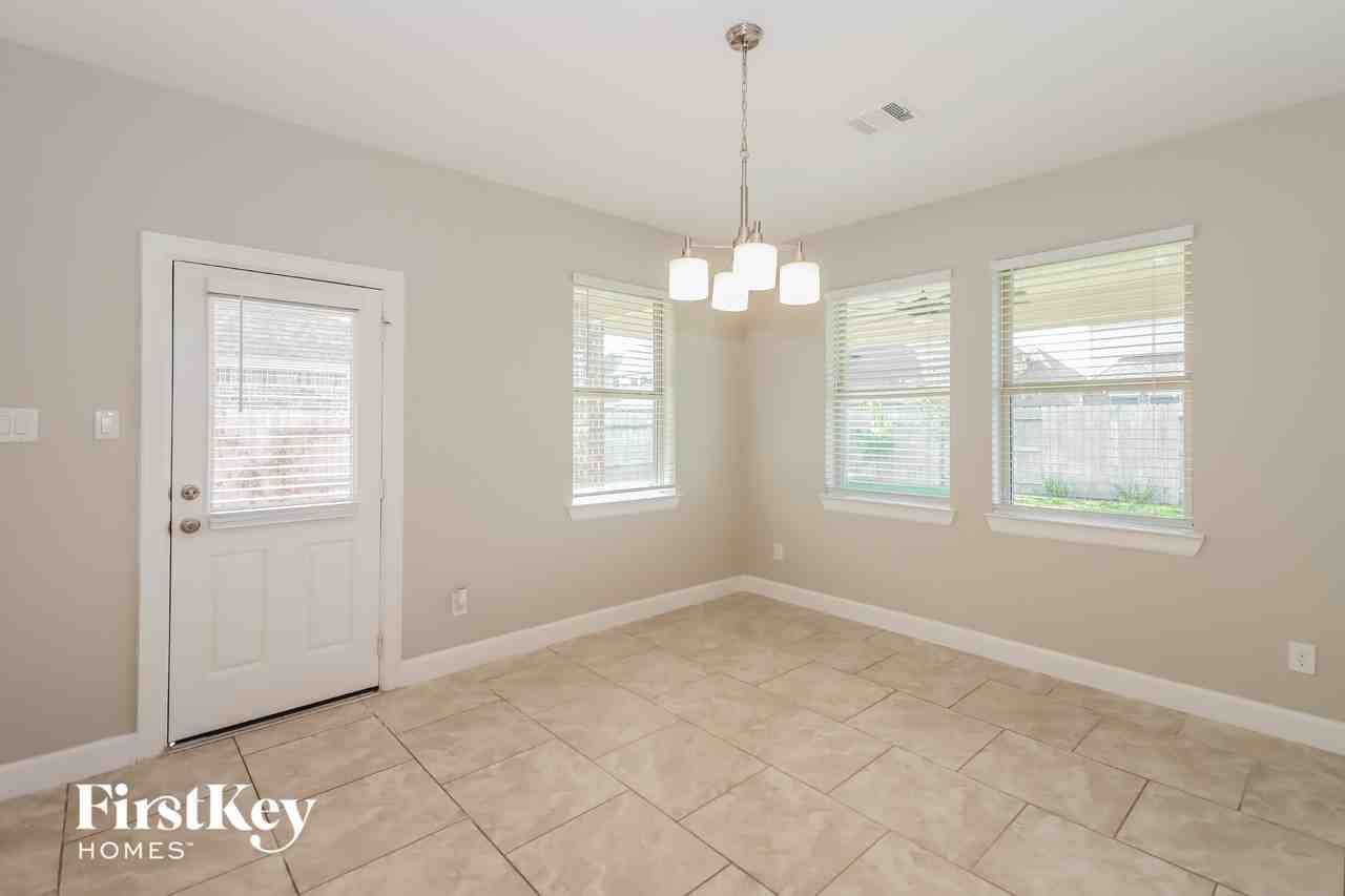 7706 Windhill Dr - Photo 5 of 15