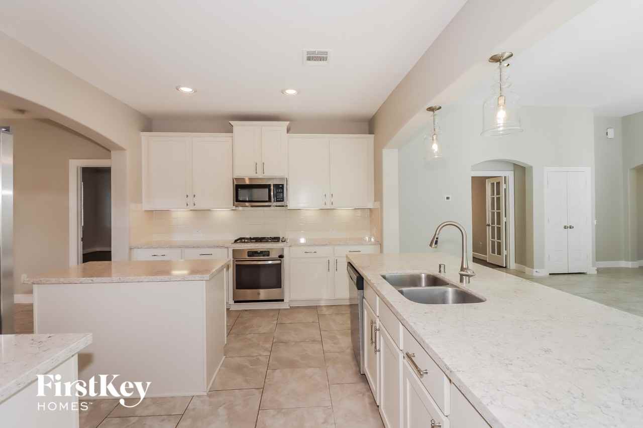 7706 Windhill Dr - Photo 6 of 15