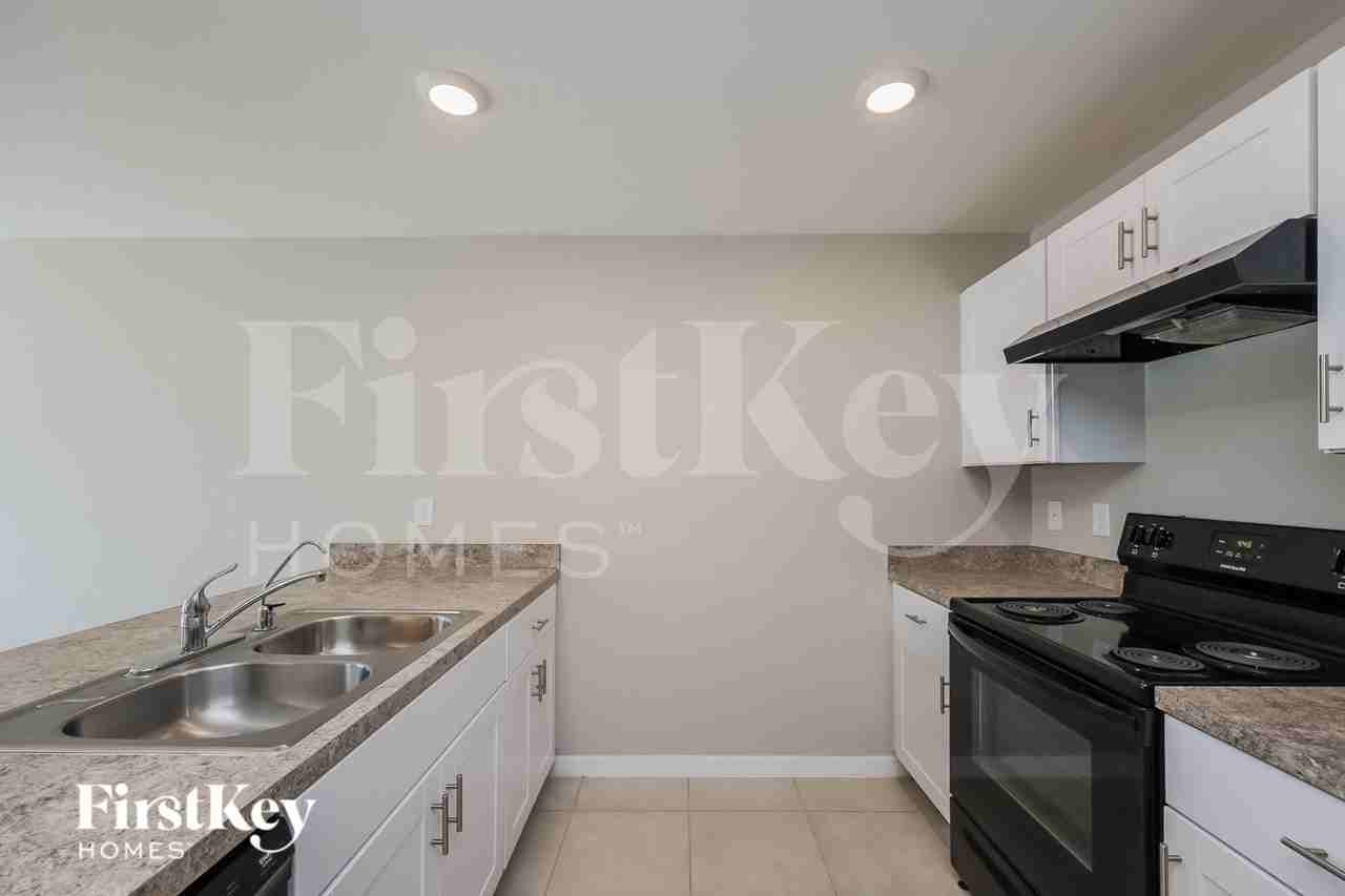 1724 Ne 34th St - Photo 6 of 17