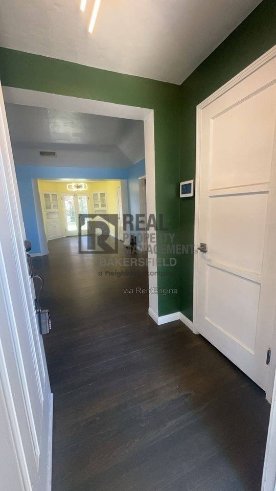 2121 2nd St - Photo 3 of 10