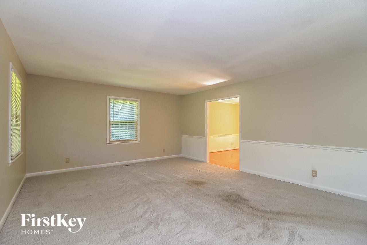 5601 Kane Dr - Photo 3 of 15