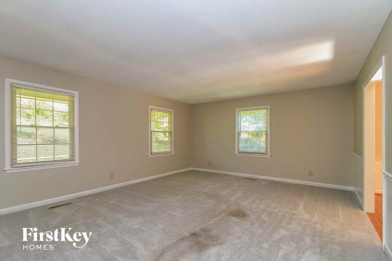 5601 Kane Dr - Photo 4 of 15