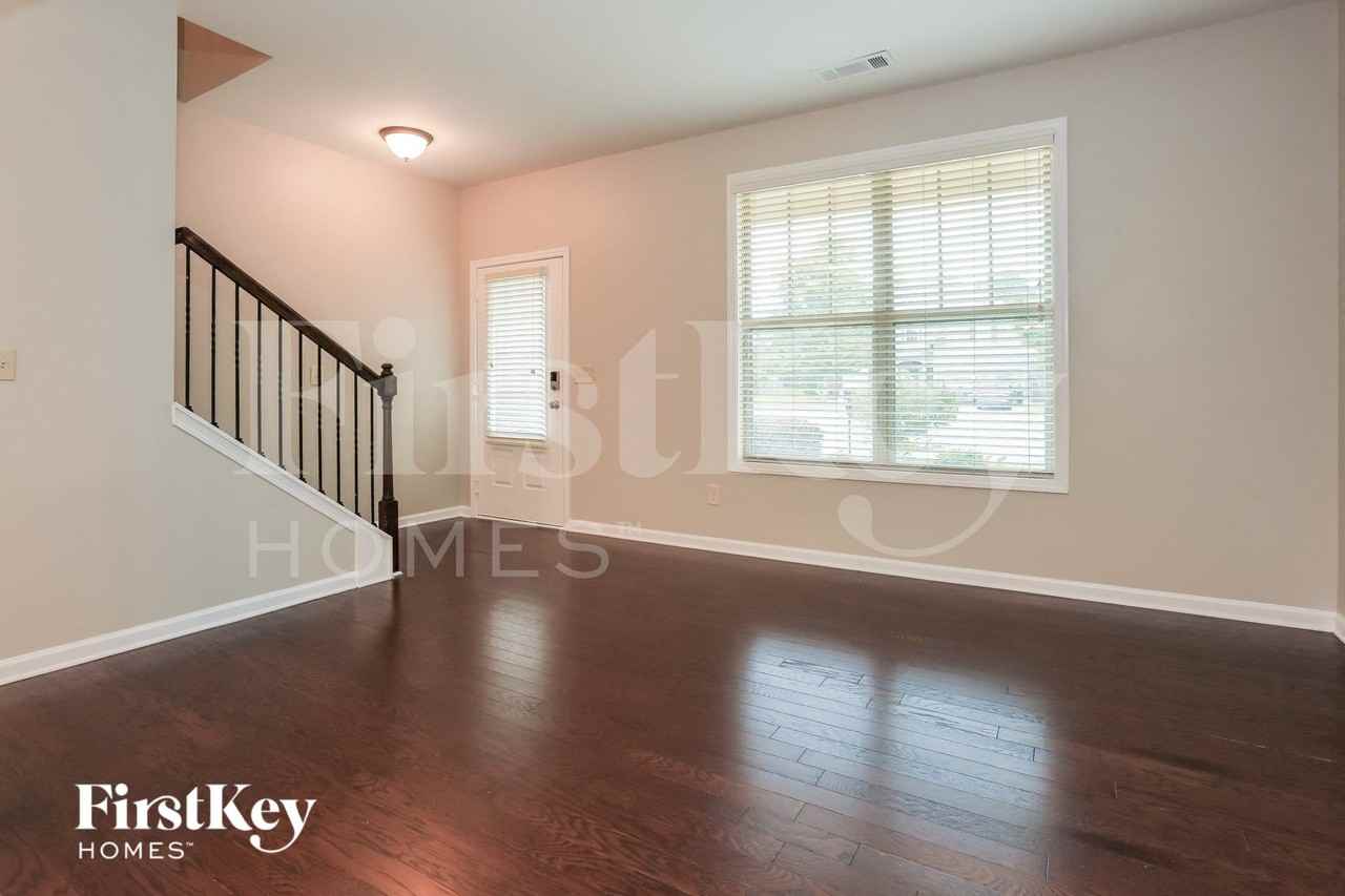 1172 Thomas Daniel Way - Photo 2 of 15
