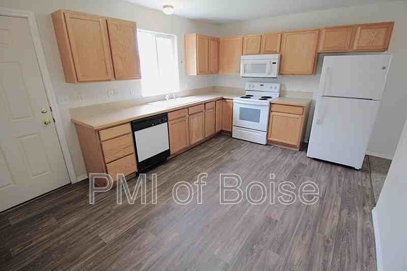 1031 E Iowa Ave #4 - Photo 4 of 17