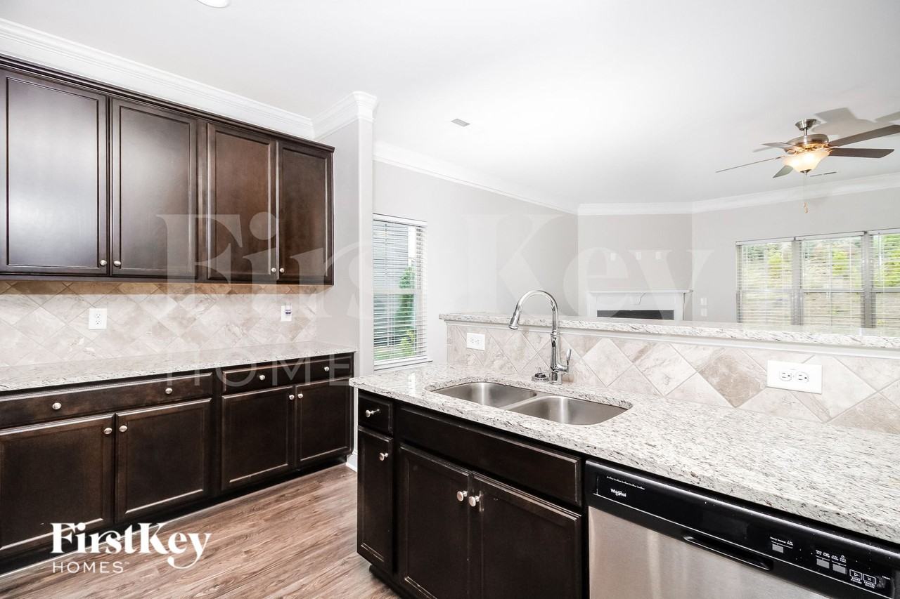 5601 Marblehead Dr - Photo 4 of 15