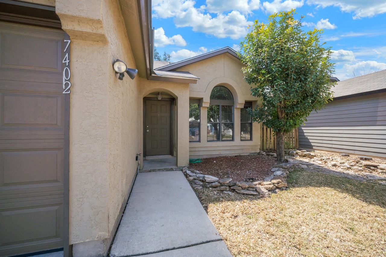 7402 Corian Park Dr - Photo 3 of 38