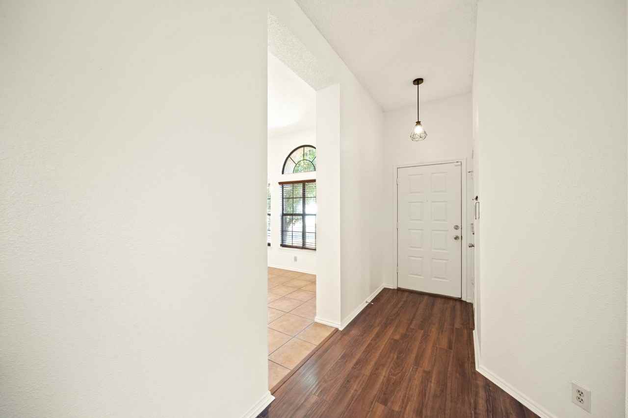 7402 Corian Park Dr - Photo 4 of 38