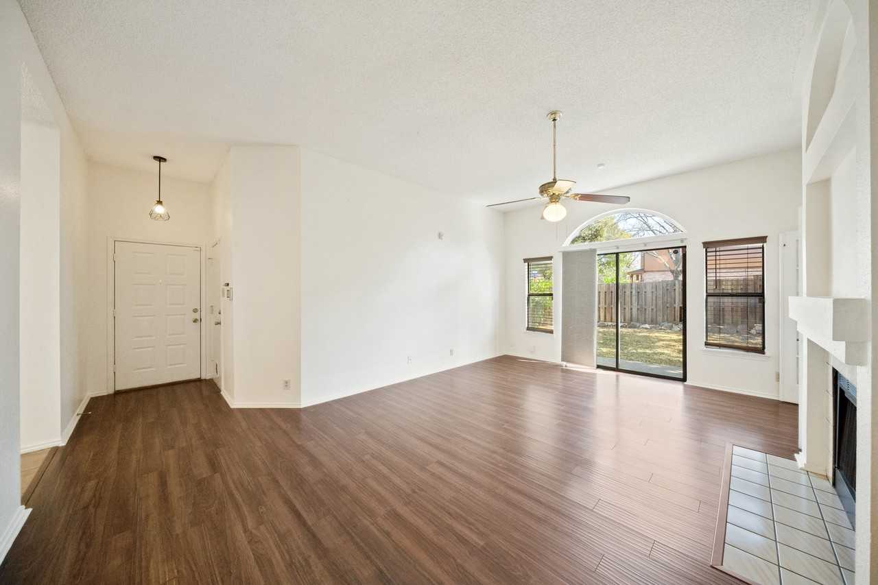 7402 Corian Park Dr - Photo 7 of 38