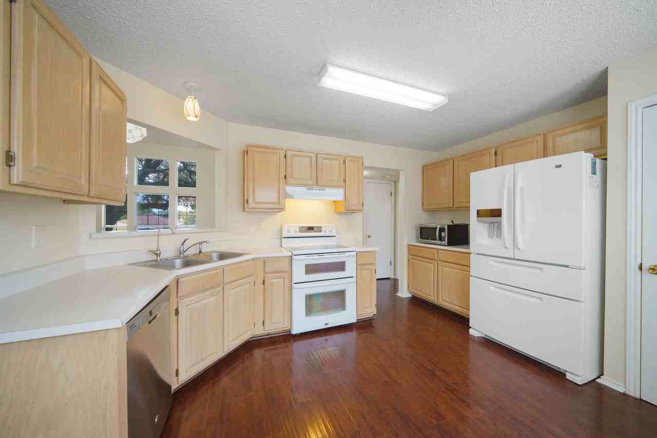 12150 Stoney Gln - Photo 7 of 27