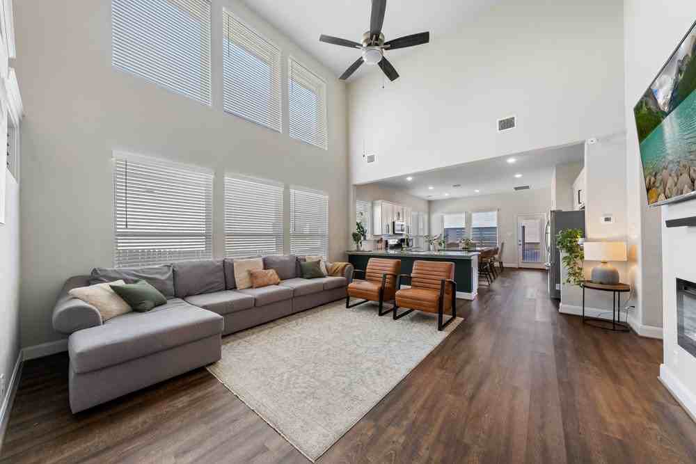 1017 Sixtree Dr - Photo 7 of 45