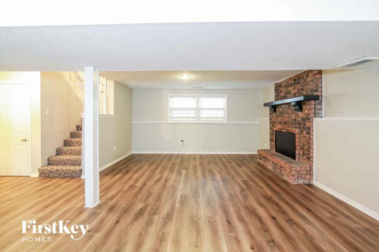 8211 E 166th St - Photo 5 of 15