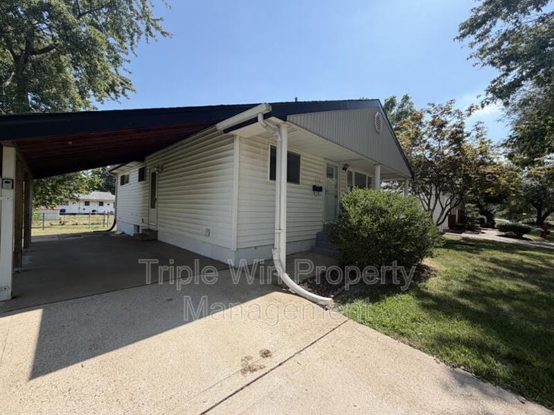 1670 Florissant Park Dr - Photo 4 of 31