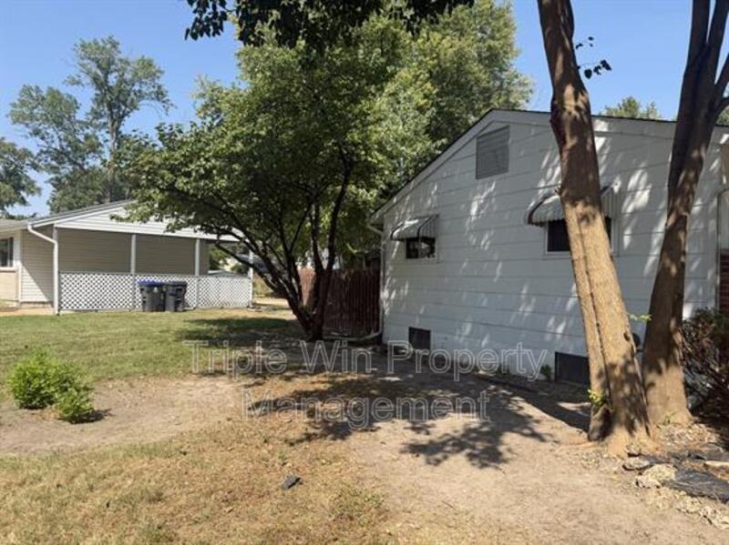 675 Lilac Dr - Photo 4 of 35