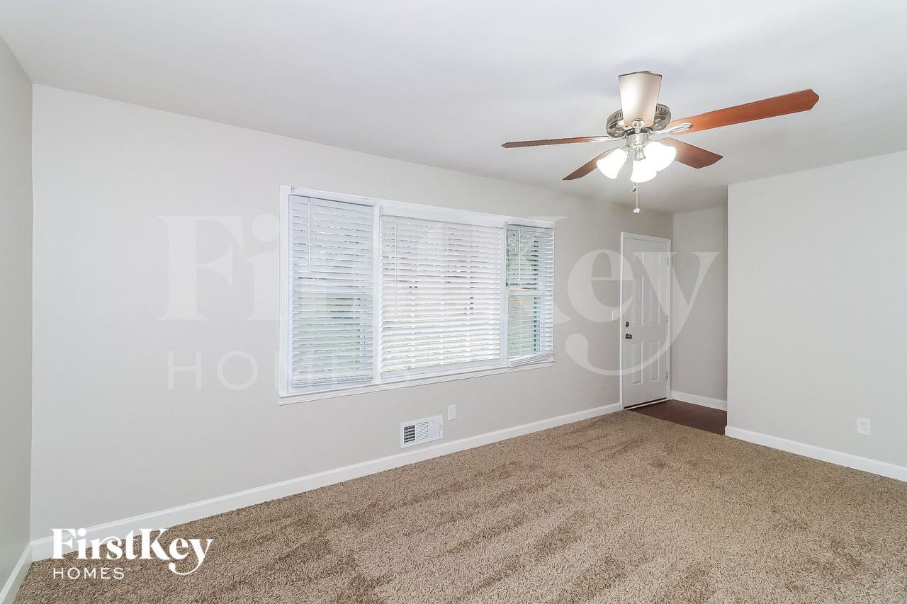 5721 Crestview Dr - Photo 2 of 15