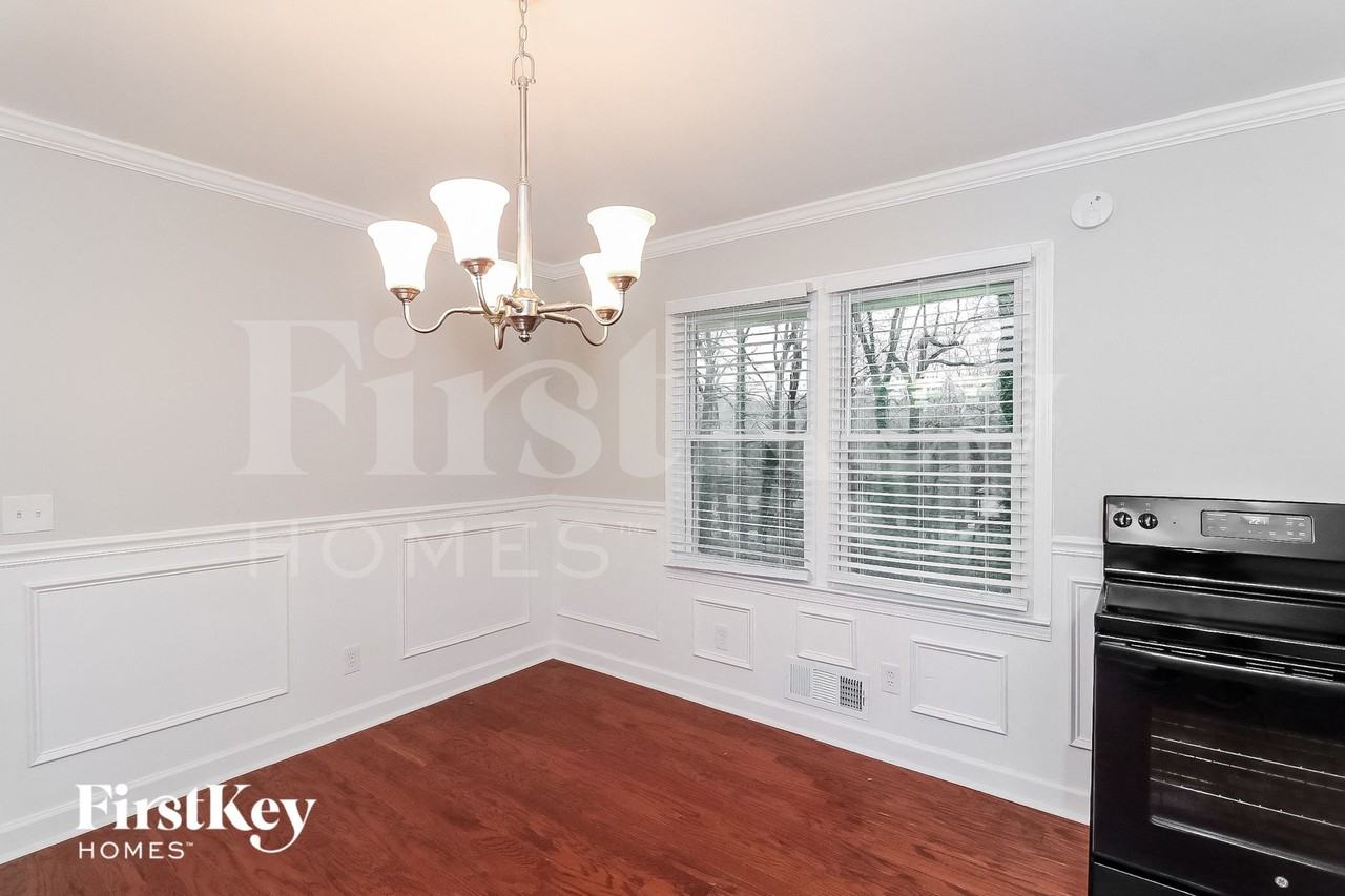5721 Crestview Dr - Photo 3 of 15