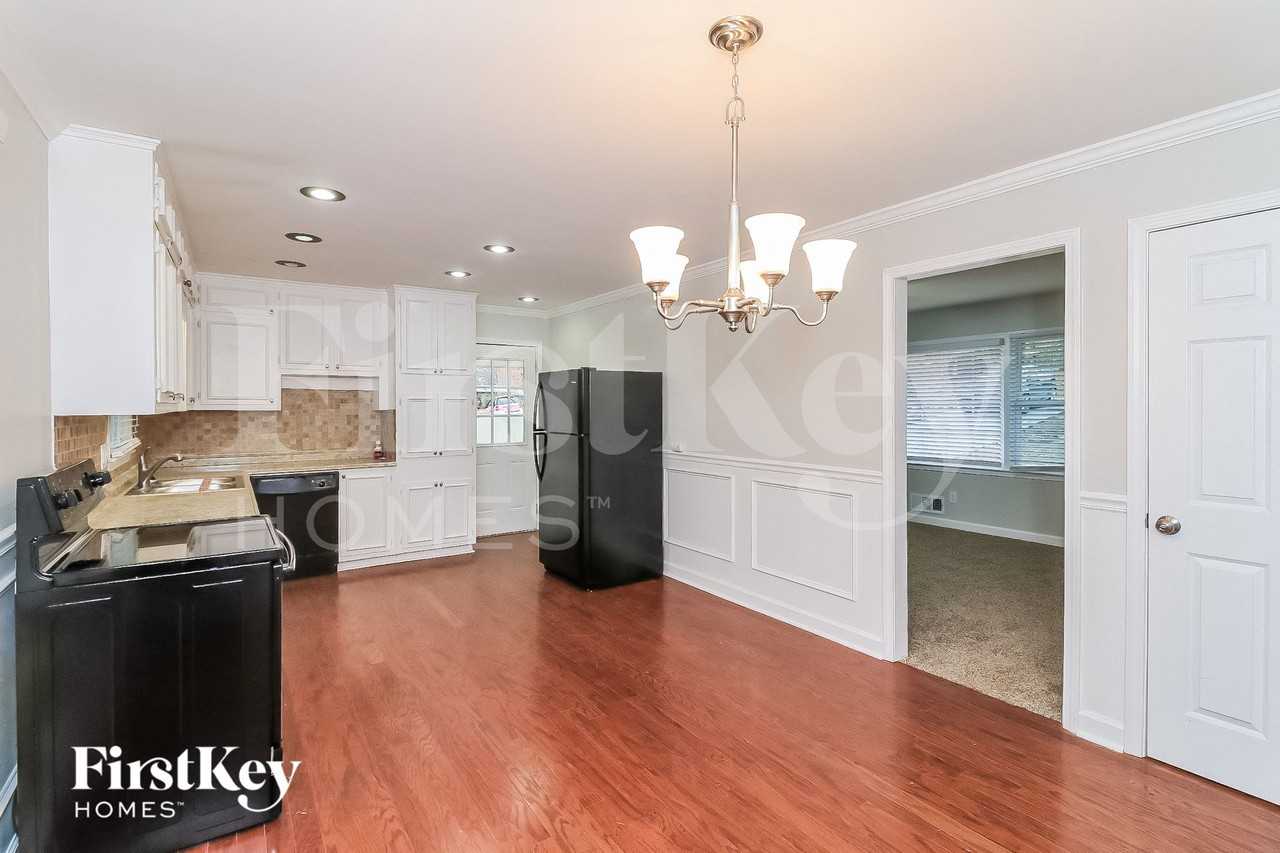 5721 Crestview Dr - Photo 4 of 15