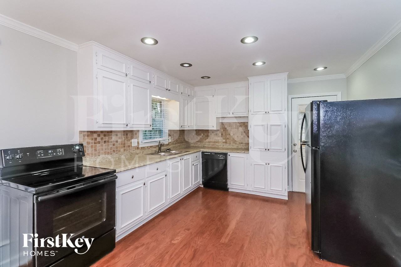 5721 Crestview Dr - Photo 5 of 15