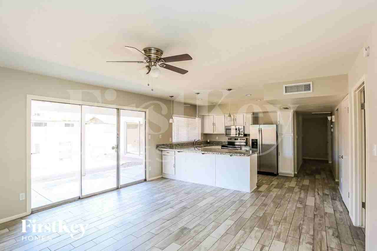 5240 W Desert Cove Ave - Photo 3 of 15