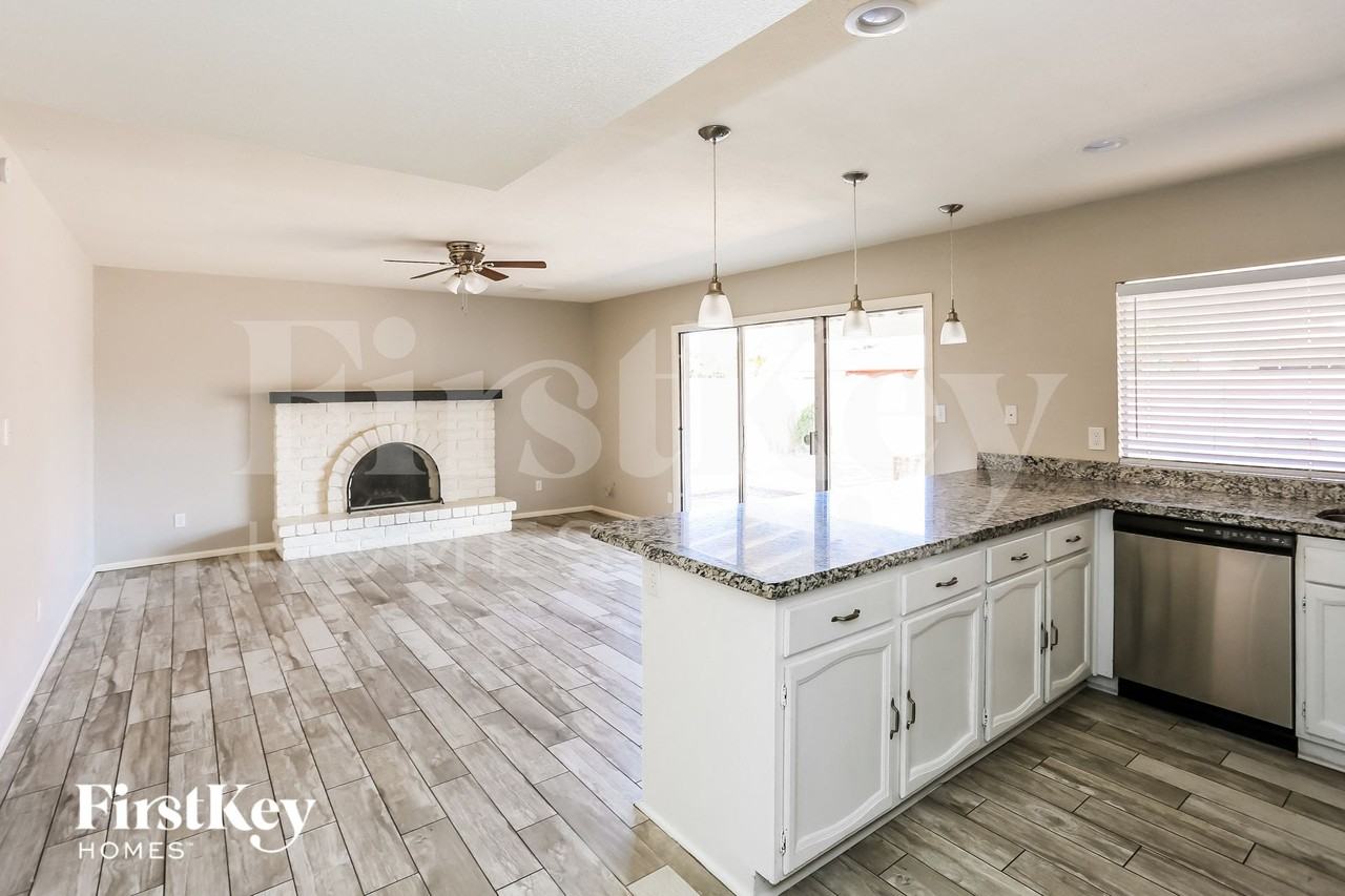 5240 W Desert Cove Ave - Photo 4 of 15