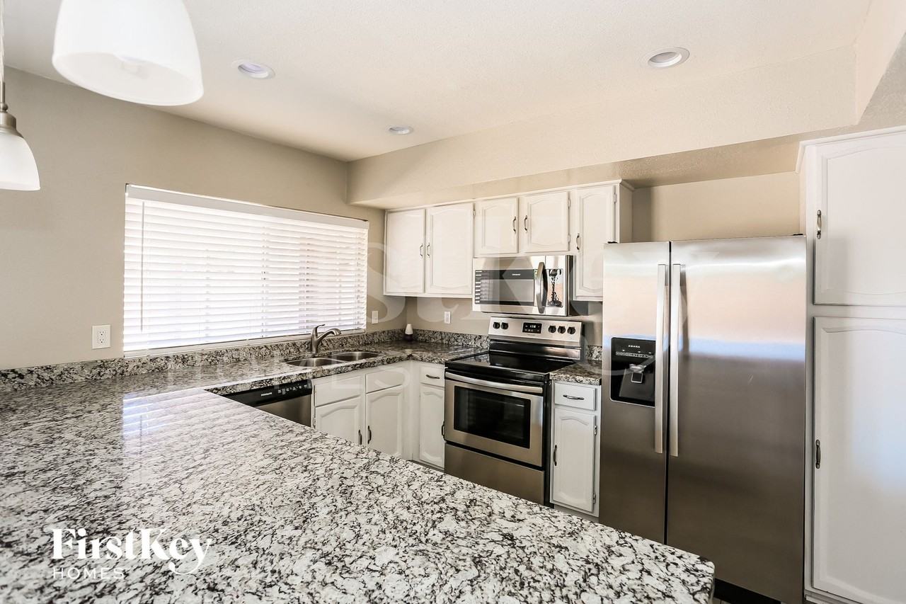 5240 W Desert Cove Ave - Photo 5 of 15
