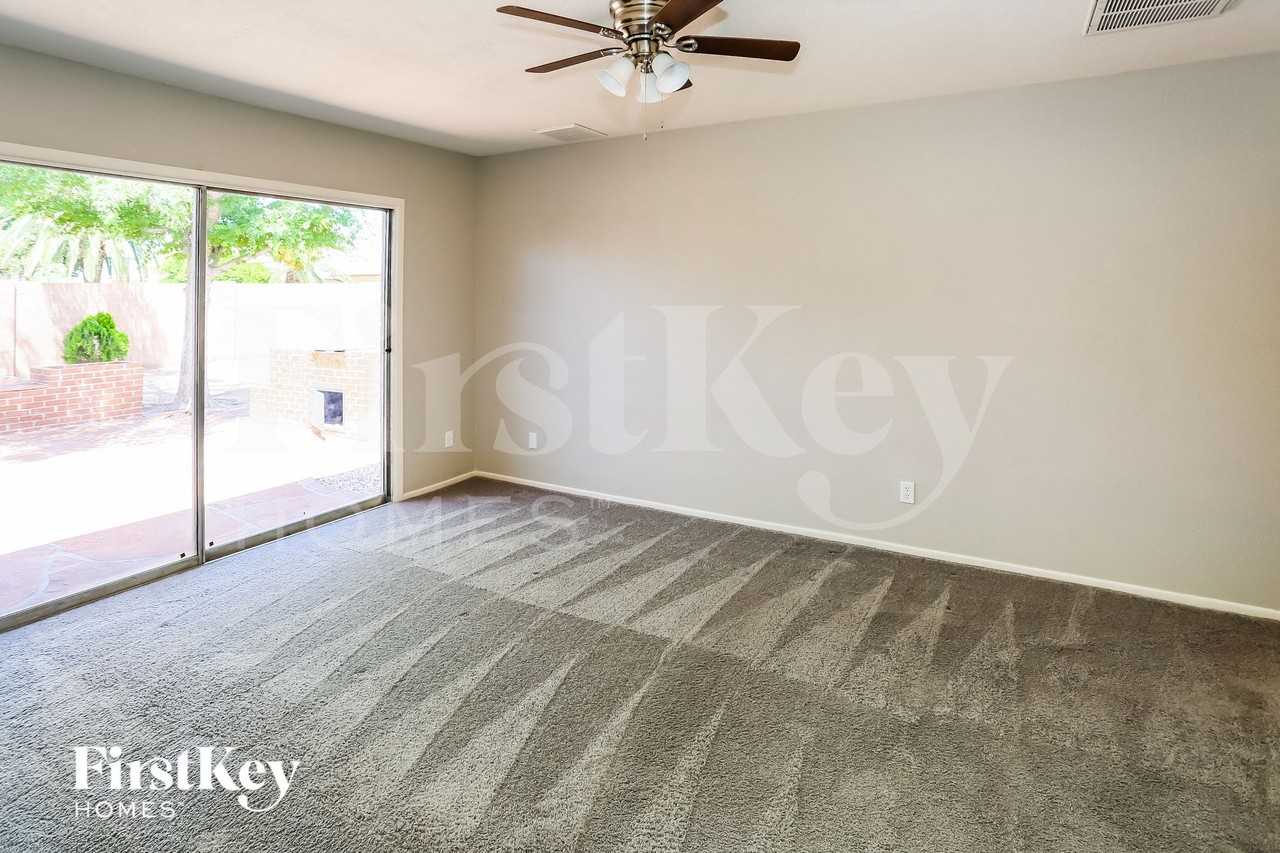 5240 W Desert Cove Ave - Photo 7 of 15