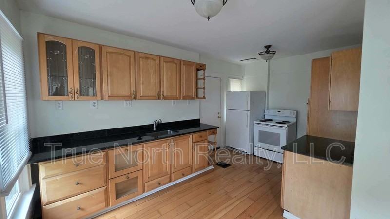 47 University St - Photo 4 of 15