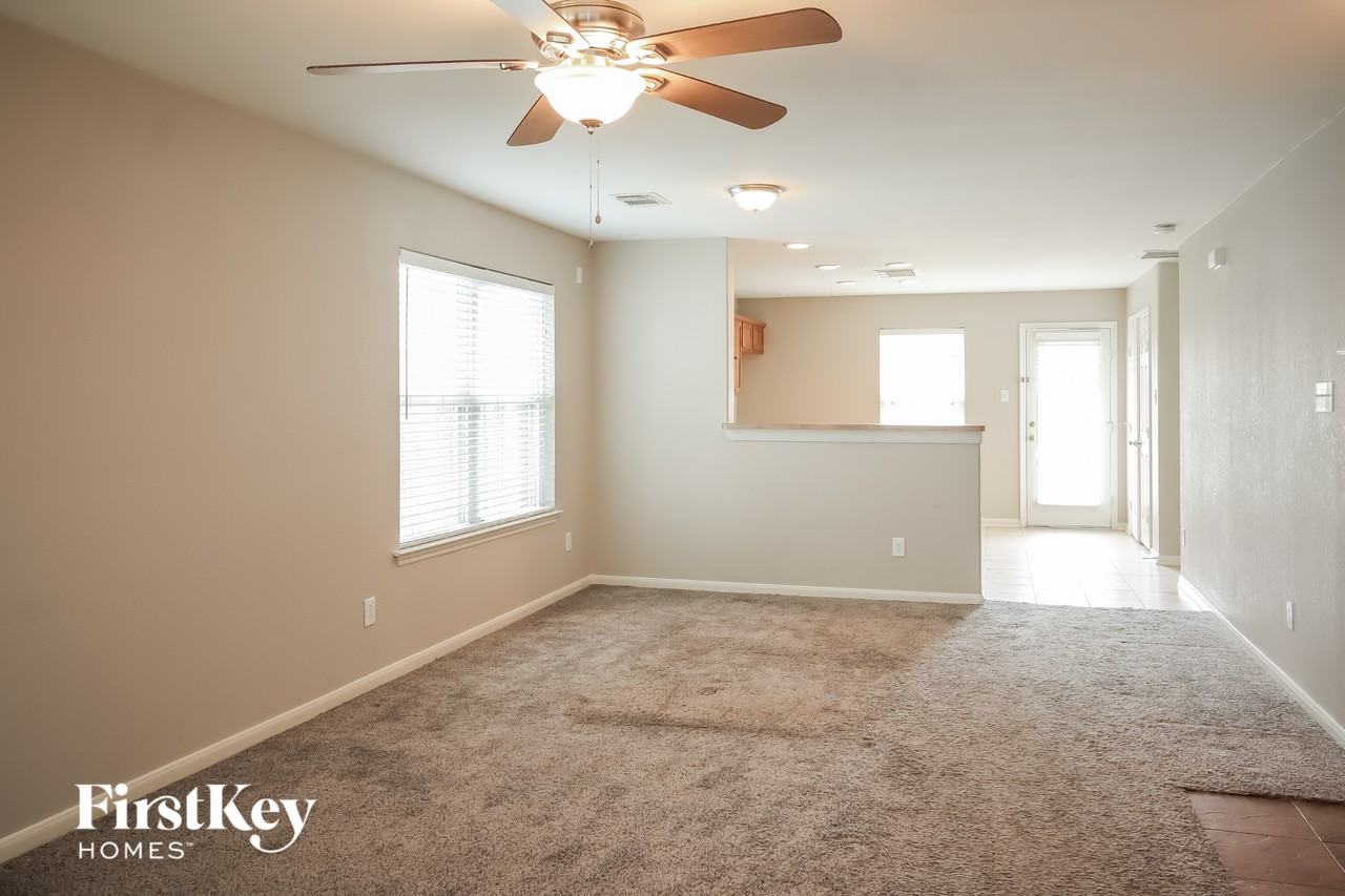12910 Regalshire Ct - Photo 2 of 15