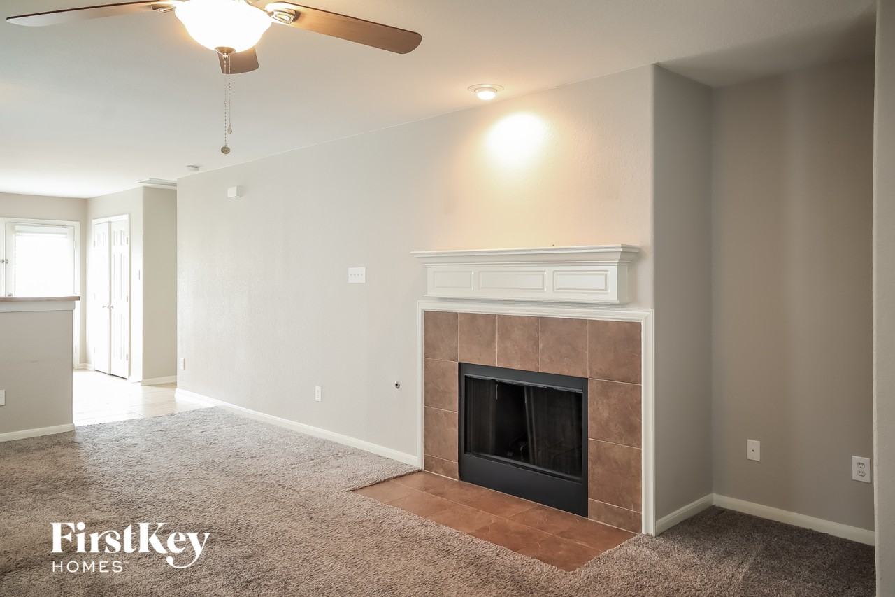 12910 Regalshire Ct - Photo 3 of 15