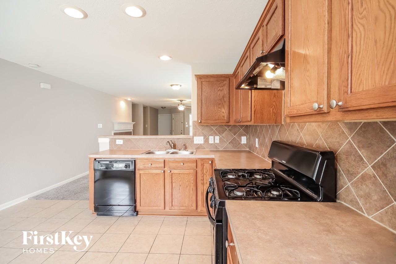 12910 Regalshire Ct - Photo 5 of 15