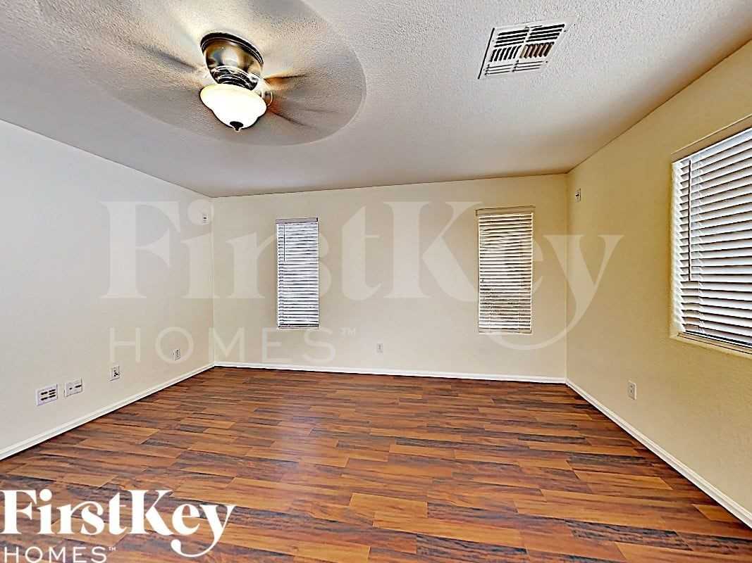 12615 W Windsor Blvd - Photo 5 of 17