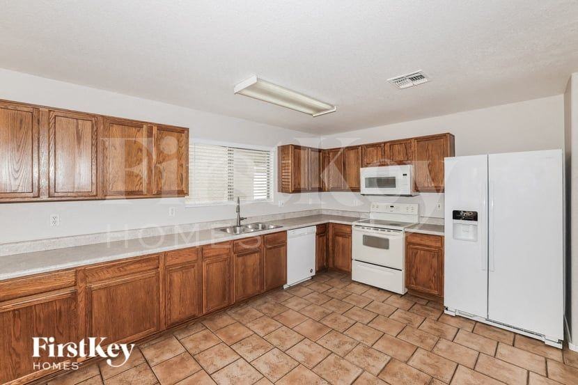 11513 W Flores Dr - Photo 7 of 17