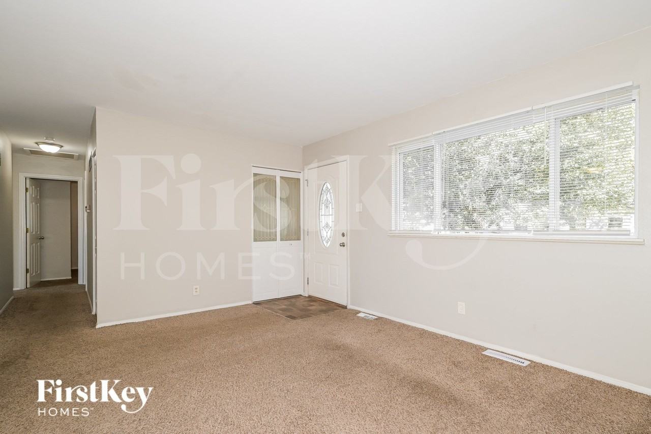 1140 Estes Dr - Photo 5 of 19