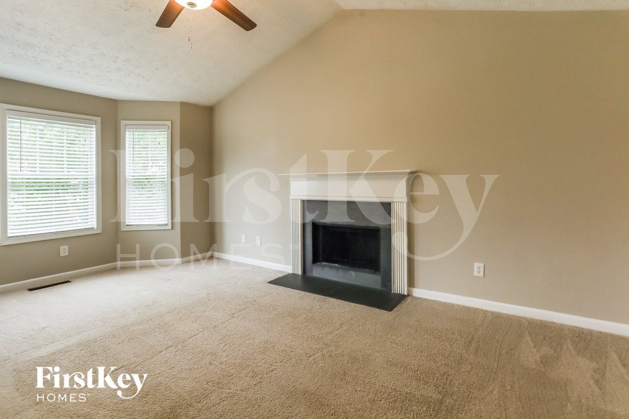 109 Fieldcrest Dr - Photo 2 of 15