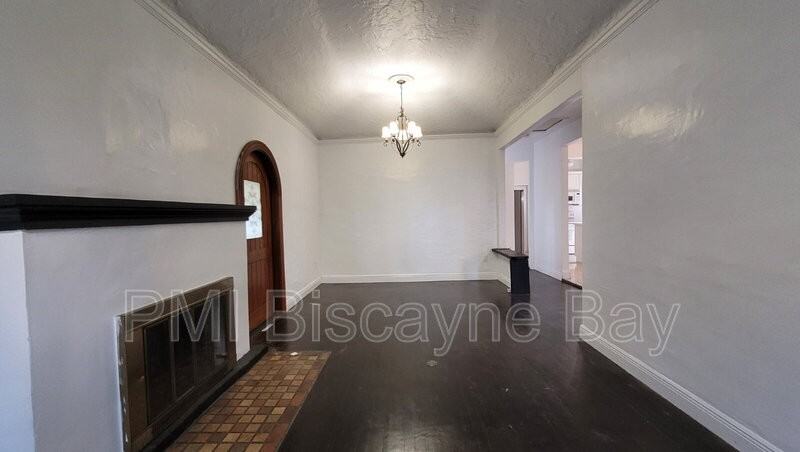 3666 Southwestterrace - Photo 4 of 33